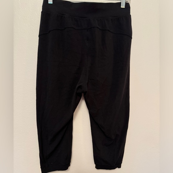 Lululemon Rejuvenate Crop *18” in Black. Size 6. - Picture 10 of 17